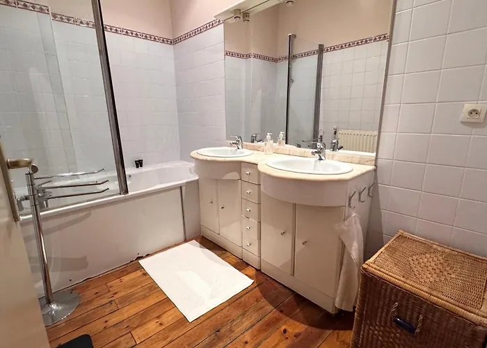 Large Downtown With Parking * Tolosa