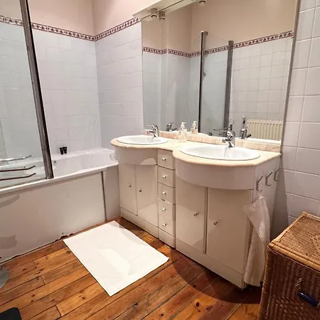 Large Downtown With Parking * Tolosa